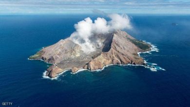 بركان نيوزلندا: غواصون يبحثون عن ضحايا في مياه ملوثة انفجر البركان في جزيرة "وايت آيلاند" بنيوزلندا