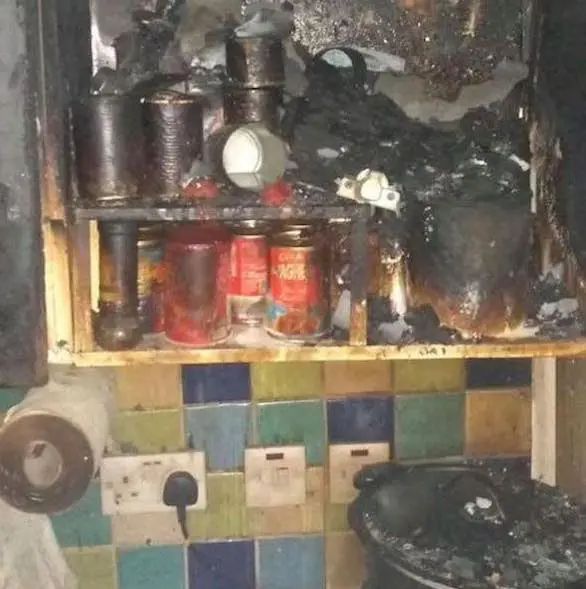 آلة تجفيف ملابس تتسبب بتشريد عائلة بريطانية بعد احتراق منزلهم آلة تجفيف ملابس تتسبب بتشريد عائلة بريطانية بعد احتراق منزلهم