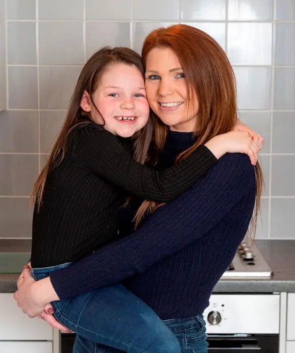 طفلة تنقذ حياة والدتها بفضل درس تعلمته على يوتيوب طفلة تنقذ حياة والدتها بفضل درس تعلمته على يوتيوب