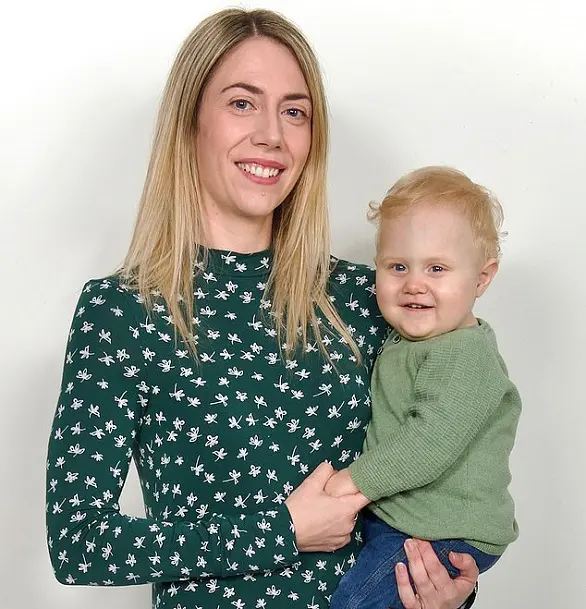 تخضع لعملية خطيرة لإنقاذ حياة طفلها تخضع لعملية خطيرة لإنقاذ حياة طفلها