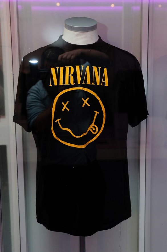 موضة التسعينات تعود من جديد موضة التسعينات تعود من جديد