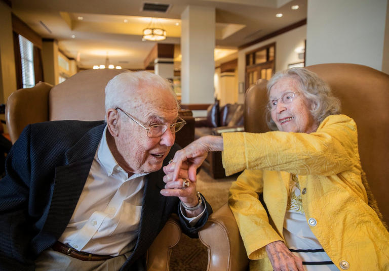 أكبر زوجين على قيد الحياة في العالم.. 80 عاما تروي قصة حب جون وشارلوت
