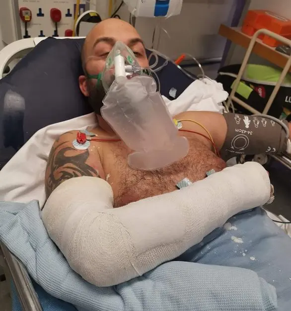 حادث خطوبة شرطي بريطاني: ذهب لإحضار خاتم الخطوبة فتعرض لحادث خطير حادث خطوبة شرطي بريطاني: ذهب لإحضار خاتم الخطوبة فتعرض لحادث خطير