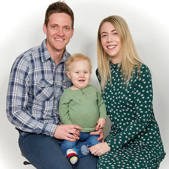 تخضع لعملية خطيرة لإنقاذ حياة طفلها تخضع لعملية خطيرة لإنقاذ حياة طفلها