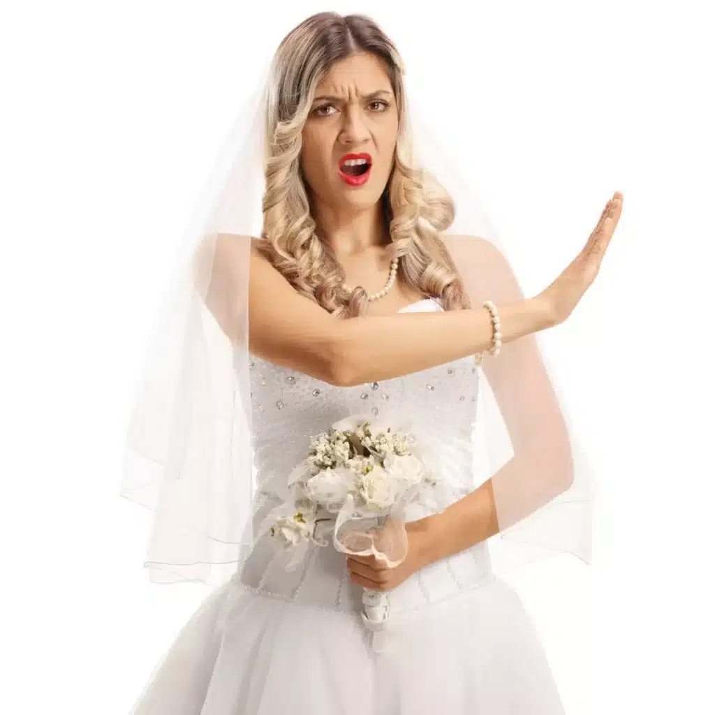 عروس تمنع شقيقتها من حضور زفافها بسبب كسر ذراعها عروس تمنع شقيقتها من حضور زفافها بسبب كسر ذراعها