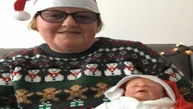 تحتفل بالكريسماس مع دمية.. والسبب؟ تحتفل بالكريسماس مع دمية.. والسبب؟