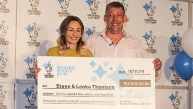 يربح 120 مليون دولار ويتابع عمله كعامل بناء ستيف طومسون وزوجته يحتفلون بالجائزة