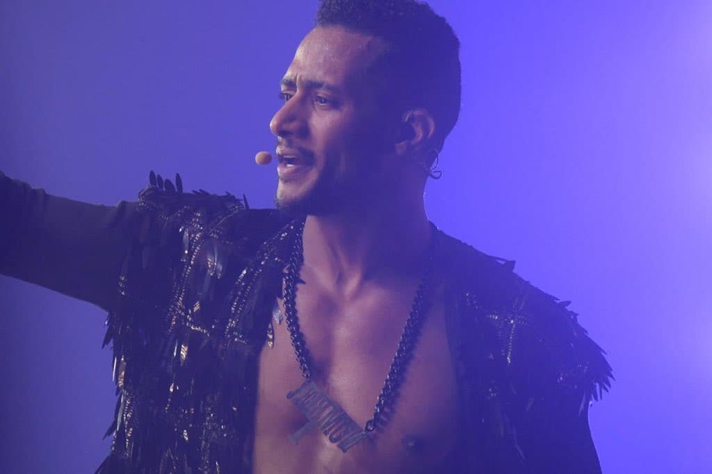 الأسطورة والمعلم يشعلان مسرح دبي ويعلنان عن فيلم يجمعهما الأسطورة والمعلم يشعلان مسرح دبي ويعلنان عن فيلم يجمعهما