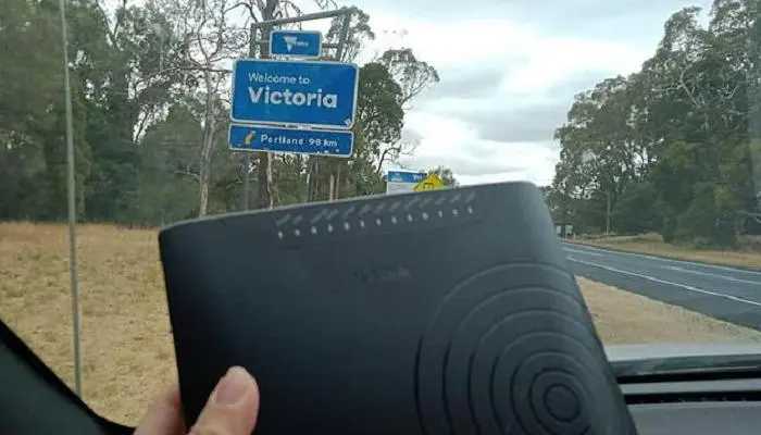 زوجان يصطحبان "المودم" في نزهة بعد رفض أطفالهما الخروج معهما زوجان يصطحبان "المودم" في نزهة بعد رفض أطفالهما الخروج معهما