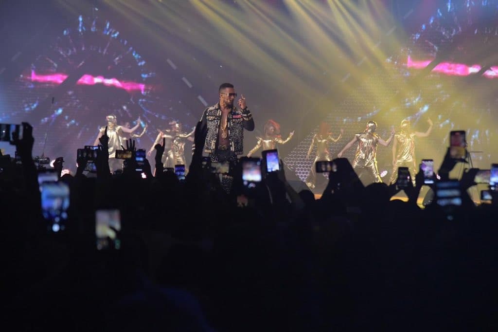 الأسطورة والمعلم يشعلان مسرح دبي ويعلنان عن فيلم يجمعهما الأسطورة والمعلم يشعلان مسرح دبي ويعلنان عن فيلم يجمعهما