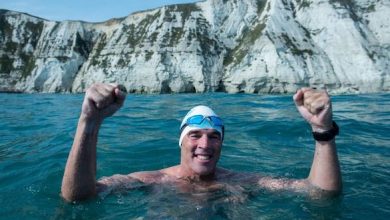 لويس بوغ.. أول رجل يسبح في بحيرة جليدية في القطب الجنوبي لويس بوغ