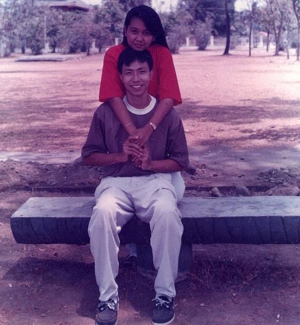 يساعد والديه على إعادة صورة التقطت قبل 28 عاماً يساعد والديه على إعادة صورة التقطت قبل 28 عاماً