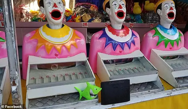 زوجان يصطحبان "المودم" في نزهة بعد رفض أطفالهما الخروج معهما زوجان يصطحبان "المودم" في نزهة بعد رفض أطفالهما الخروج معهما