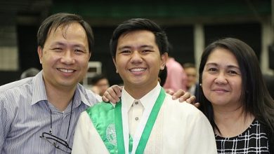 يساعد والديه على إعادة صورة التقطت قبل 28 عاماً يساعد والديه على إعادة صورة التقطت قبل 28 عاماً