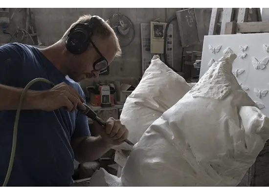 مخدة من الرخام: نحات نرويجي يصمم وسادة لا يمكن النوم عليها! مخدة من الرخام: نحات نرويجي يصمم وسادة لا يمكن النوم عليها!