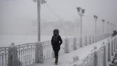 47 درجة تحت الصفر... هذه أبرد مدينة على كوكب الأرض امرأة تمشي على جسر مرصع بالجليد في ياكوتسك روسيا