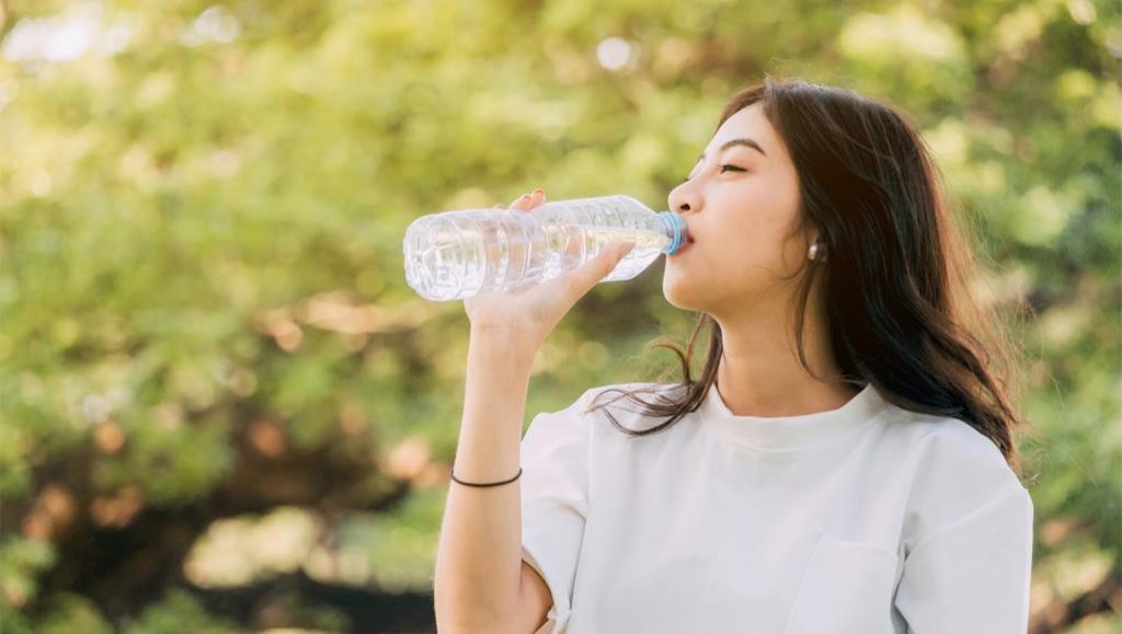 هل شرب الماء على معدة فارغة يقلل الوزن ؟ إليكم الإجابة