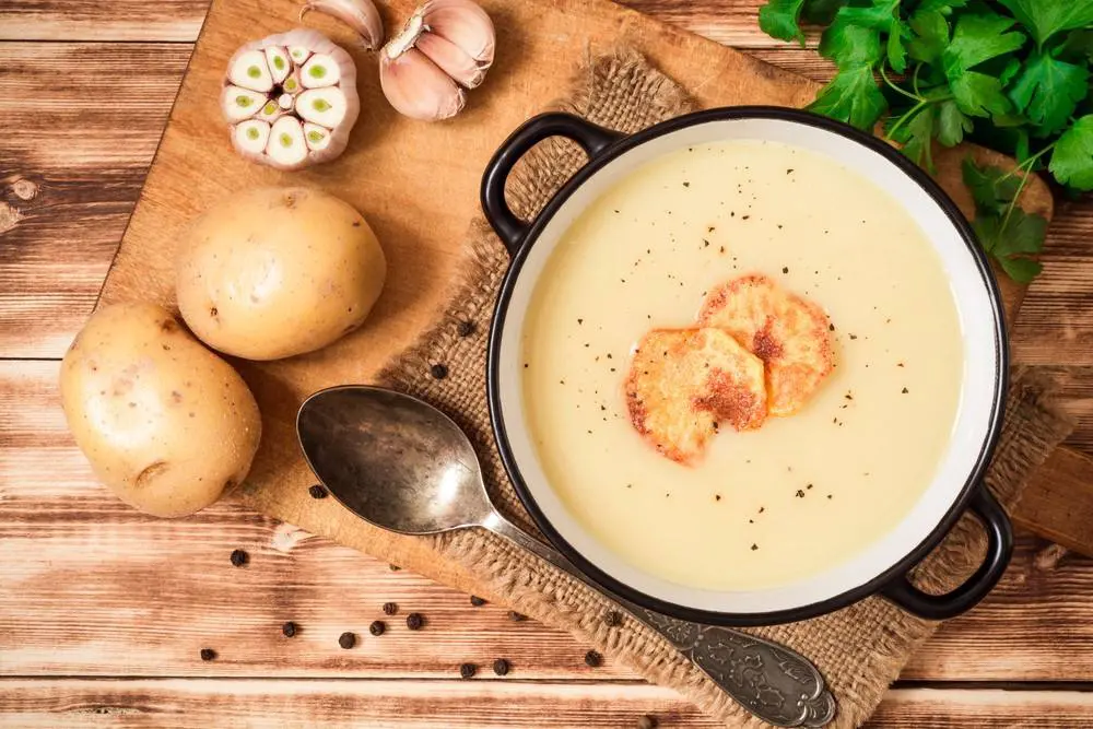طريقة تحضير شوربة البطاطس الكريمي طريقة تحضير شوربة البطاطس الكريمي