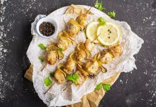 طريقة عمل أسياخ الدجاج المشوية بالليمون طريقة عمل أسياخ الدجاج المشوية بالليمون