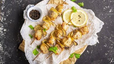 طريقة عمل أسياخ الدجاج المشوية بالليمون طريقة عمل أسياخ الدجاج المشوية بالليمون