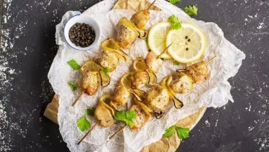 طريقة عمل أسياخ الدجاج المشوية بالليمون طريقة عمل أسياخ الدجاج المشوية بالليمون