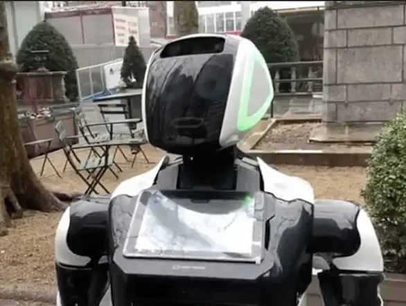 روبوت يتجول في نيويورك بحثاً عن كورونا روبوت يتجول في نيويورك بحثاً عن كورونا