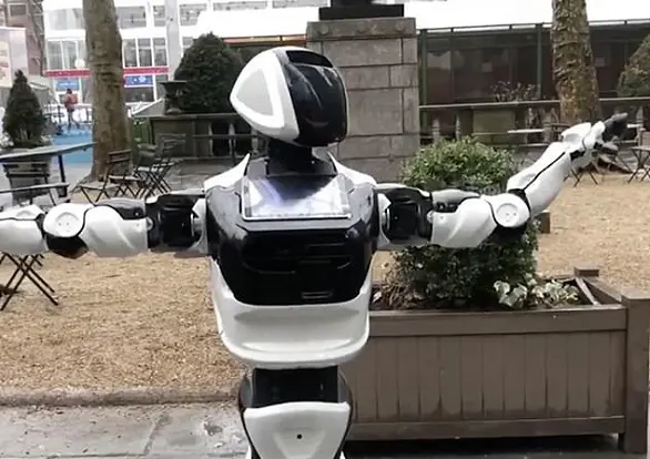 روبوت يتجول في نيويورك بحثاً عن كورونا روبوت يتجول في نيويورك بحثاً عن كورونا