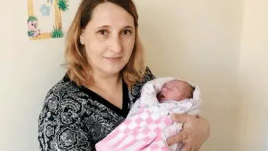 ولادة طفلة معجزة نمت خارج رحم أمها ولادة طفلة معجزة نمت خارج رحم أمها