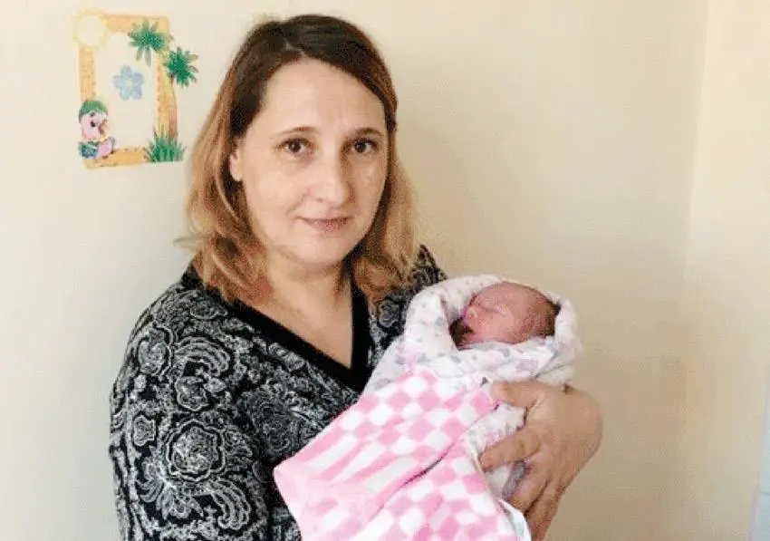 ولادة طفلة معجزة نمت خارج رحم أمها ولادة طفلة معجزة نمت خارج رحم أمها