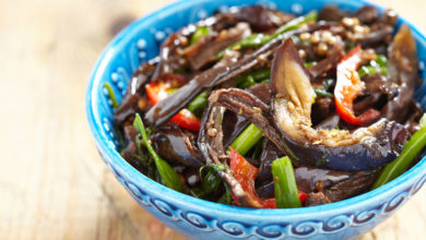 طريقة عمل أكواب سلطة الباذنجان المشوي والثوم طريقة عمل أكواب سلطة الباذنجان المشوي والثوم