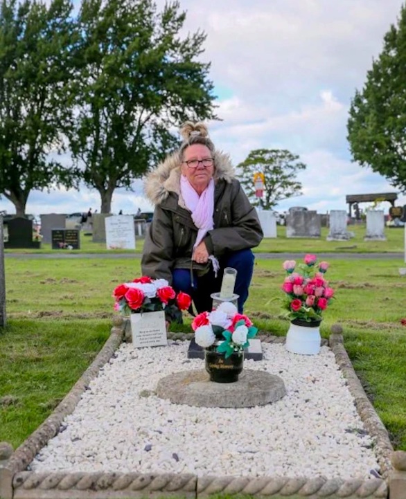تكتشف بأنها تزور القبر الخاطئ لوالدها لمدة 43 عاماً