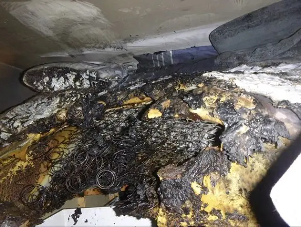 تحذير من شحن الهاتف على السرير بعدما تسبب في إحراق منزل بالكامل تحذير من شحن الهاتف على السرير بعدما تسبب في إحراق منزل بالكامل