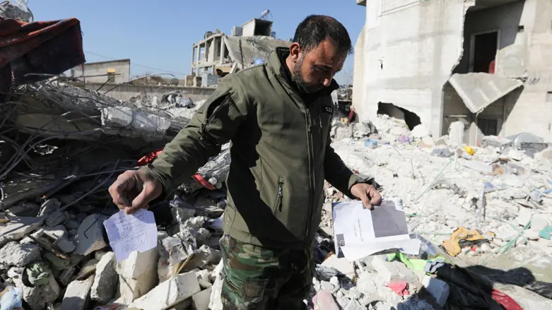 رسالة طفلة سورية لأبيها قبل وفاتها تحت أنقاض الزلزال: "اللهم إني أستودعك أغلى ما أملك" ناصر الوكاع يحمل الرسالة التي كتبت طفلته من تحت الأنقاض