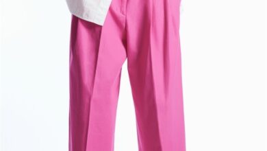 السروال القماشي ذو الطيّة يتصدر صيحات الموضة النسائية السروال القماشي ذو الطيّة يتصدر صيحات الموضة النسائية