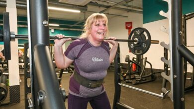 بعمر الستين... جدة بريطانية تحترف رفع الأثقال بعمر الستين... جدة بريطانية تحترف رفع الأثقال