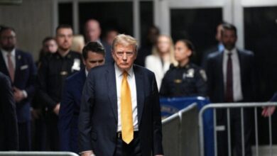 آلاف يتهافتون لحضور محاكمة ترامب التاريخية ودفع مبالغ طائلة لحجز أماكنهم آلاف يتهافتون لحضور محاكمة ترامب التاريخية ودفع مبالغ طائلة لحجز أماكنهم