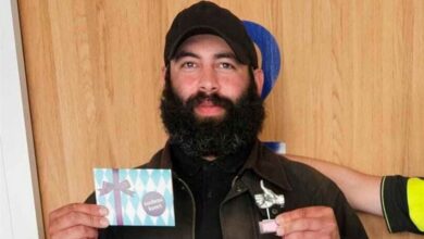 مشرد يعيد محفظة تحتوي على 2000 يورو في أمستردام مشرد يعيد محفظة تحتوي على 2000 يورو في أمستردام