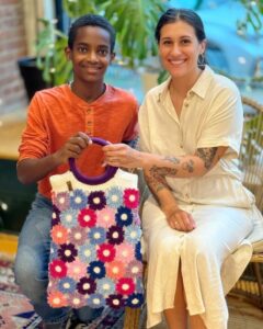 جونا لارسون يحول شغفه بالكروشيه إلى نجاح تجاري ملهم جونا لارسون يحول شغفه بالكروشيه إلى نجاح تجاري ملهم