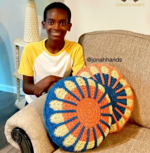 جونا لارسون يحول شغفه بالكروشيه إلى نجاح تجاري ملهم جونا لارسون يحول شغفه بالكروشيه إلى نجاح تجاري ملهم