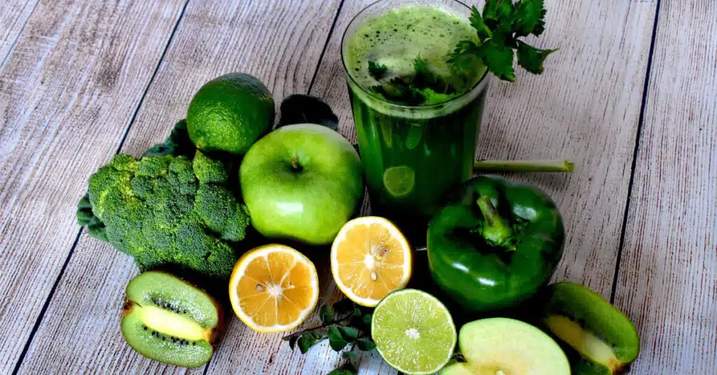 العصير الأخضر: الحل الطبيعي لتعزيز صحتك وفقدان الوزن العصير الأخضر: الحل الطبيعي لتعزيز صحتك وفقدان الوزن