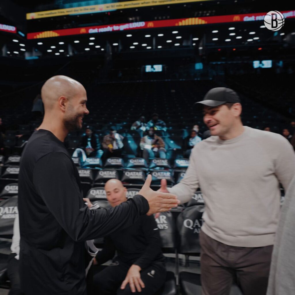 إيكر كاسياس يدعم مواطنه في الدوري الأمريكي لكرة السلة إيكر كاسياس يدعم مواطنه في الدوري الأمريكي لكرة السلة