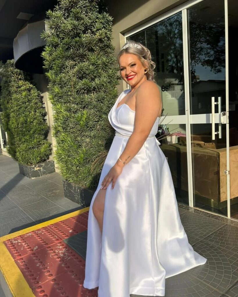 عروس تصل بسيارة جنازة إلى حفل زفافها وتثير ضجة في البرازيل والسبب غريب! عروس تصل بسيارة جنازة إلى حفل زفافها وتثير ضجة في البرازيل والسبب غريب!