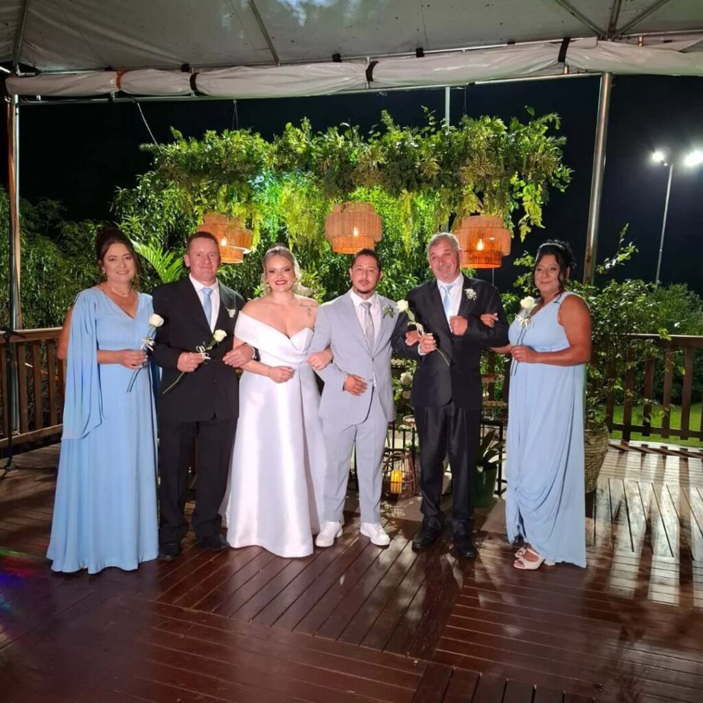 عروس تصل بسيارة جنازة إلى حفل زفافها وتثير ضجة في البرازيل والسبب غريب! عروس تصل بسيارة جنازة إلى حفل زفافها وتثير ضجة في البرازيل والسبب غريب!